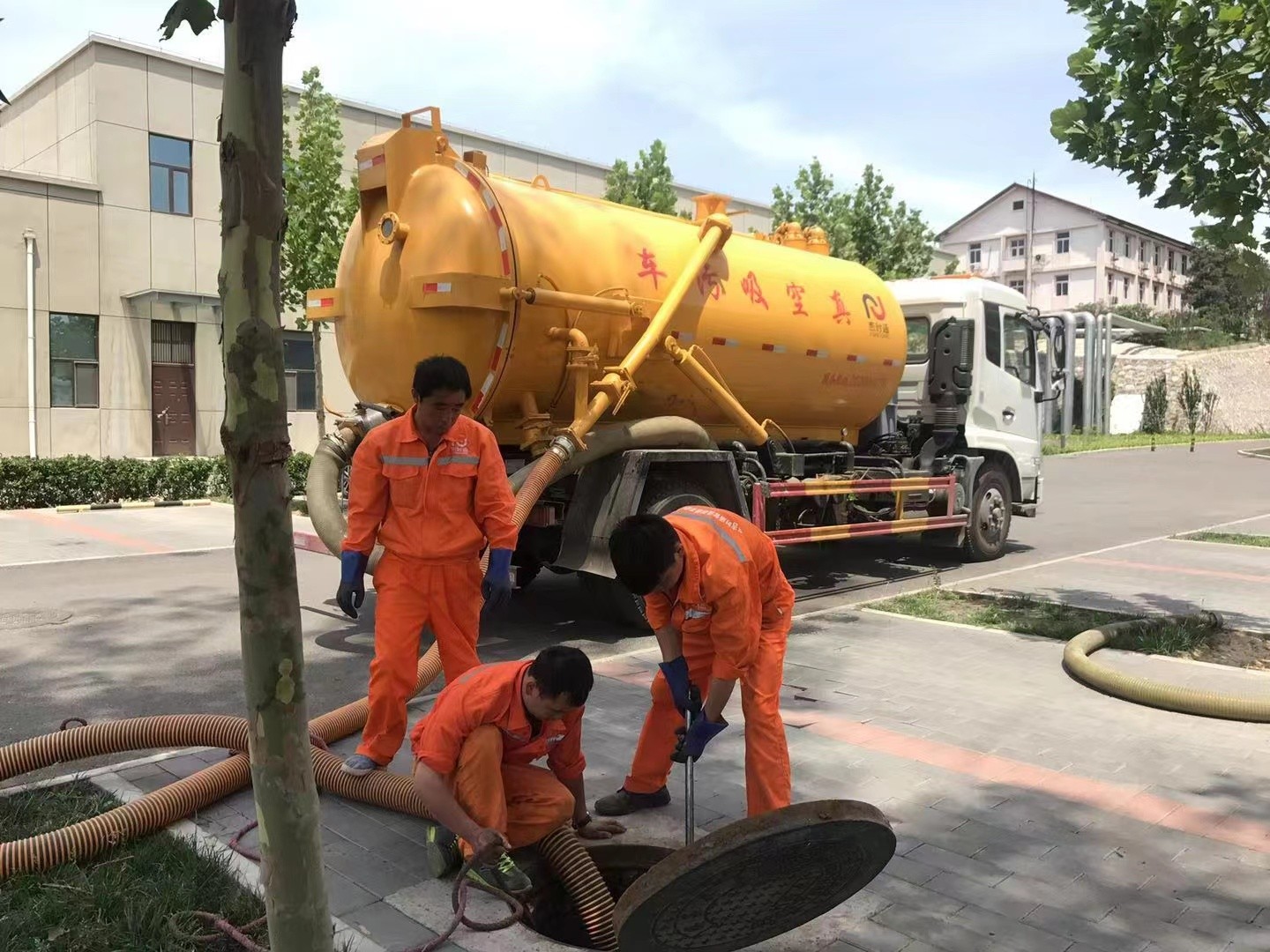 华池管道疏通车停在窨井附近