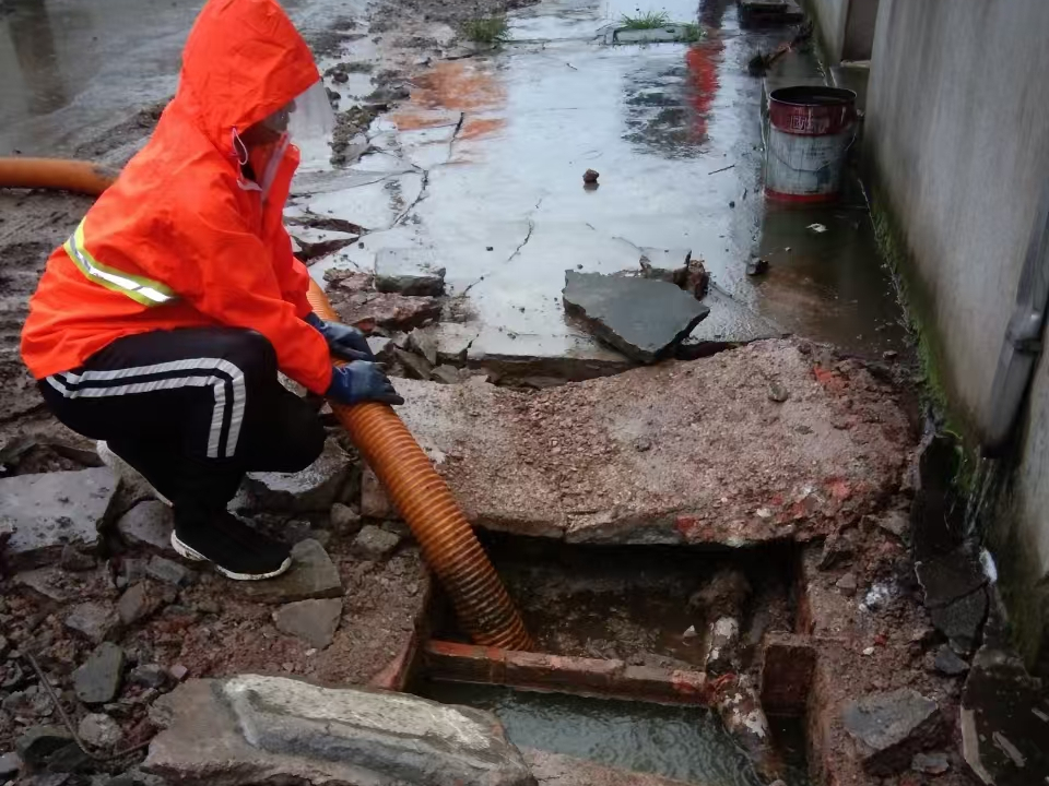 华池专业清理污水池 炜誉市政以规范流程守护城市 “肠道”